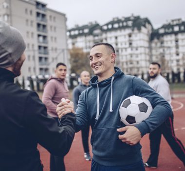 Bild_Sportarten_Fußball Gruppe von Männern spielen Fußball